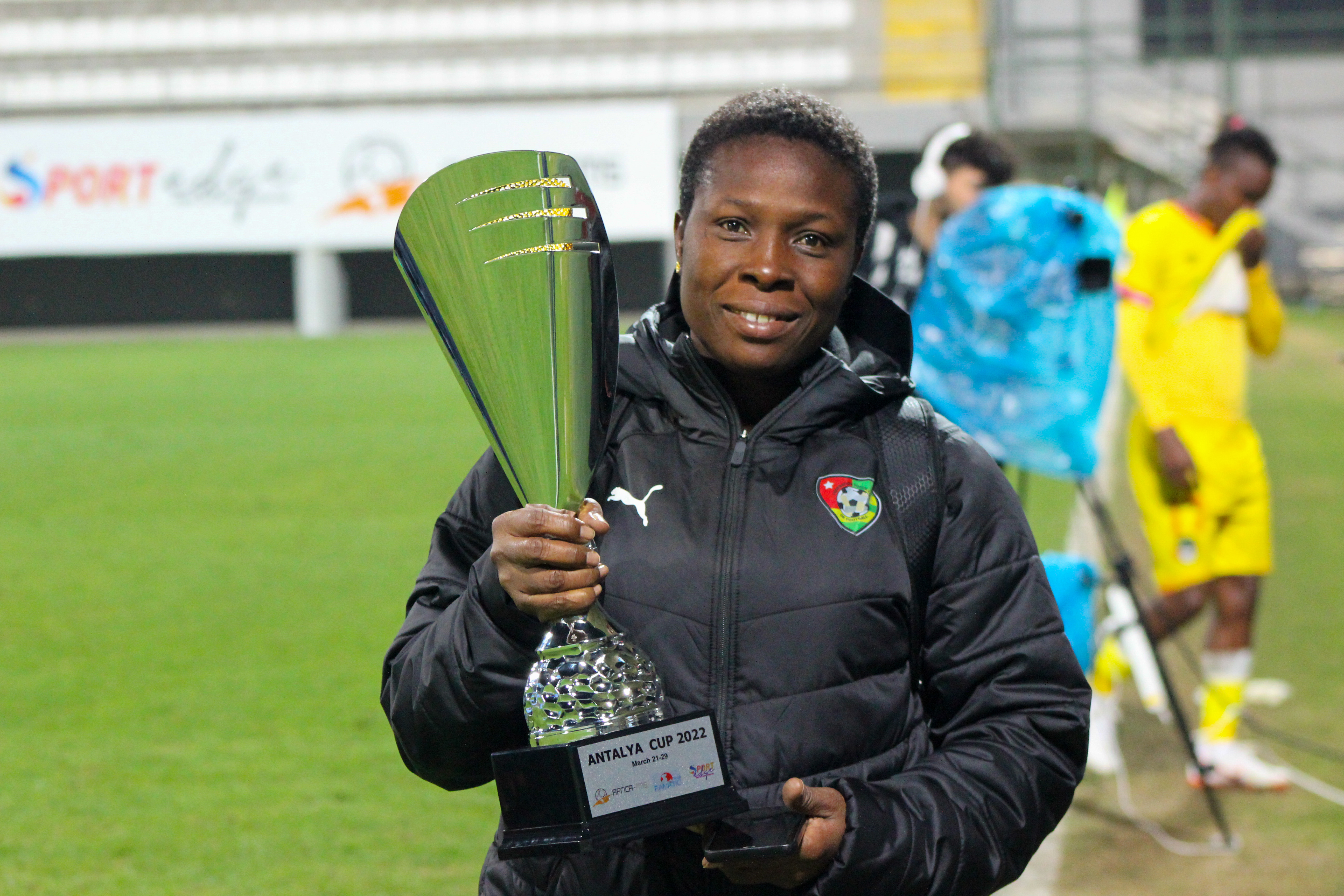 Kai Tomety avec la coupe remportée par les U23 des Éperviers du Togo lors de la Journée FIFA mars 2022 à Antalya en Turquie .