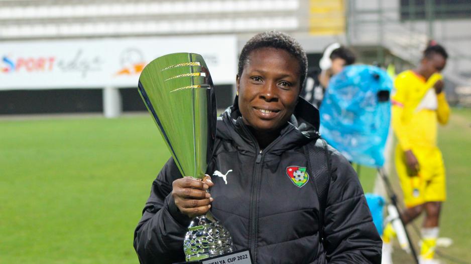 Kai Tomety avec la coupe remportée par les U23 des Éperviers du Togo lors de la Journée FIFA mars 2022 à Antalya en Turquie .